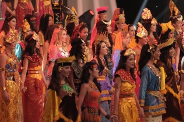 Parade Baju Adat Tradisional Nusantara pada Ajang Miss World 2013