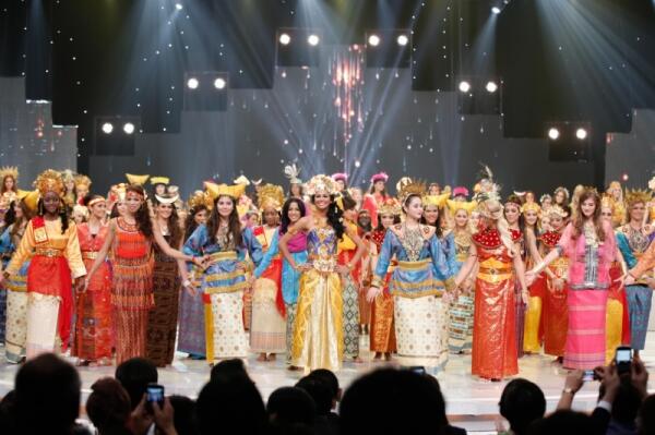 Parade Baju Adat Tradisional Nusantara pada Ajang Miss World 2013