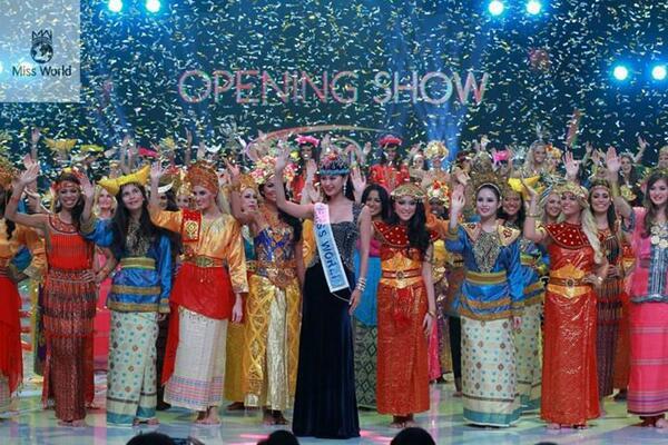 Miss Wolrd di Indonesia menampilkan keanekaragaman budaya Indonesia
