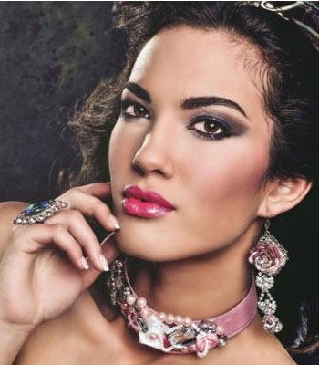 Miss Wolrd di Indonesia menampilkan keanekaragaman budaya Indonesia