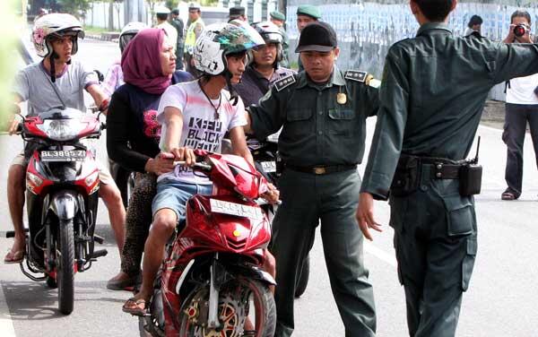 &#91;Sopan Ala Aceh&#93; Laki-laki Bercelana Pendek Ikut Terjaring Razia Busana di Banda Aceh