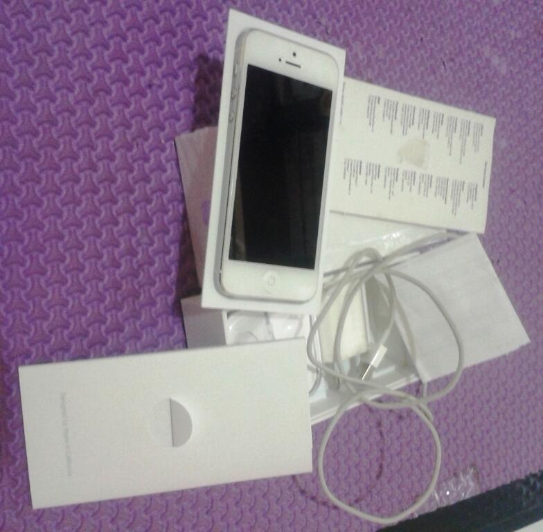 iPhone 5 16 GB White Like New dan Garansi Panjang,Bandung