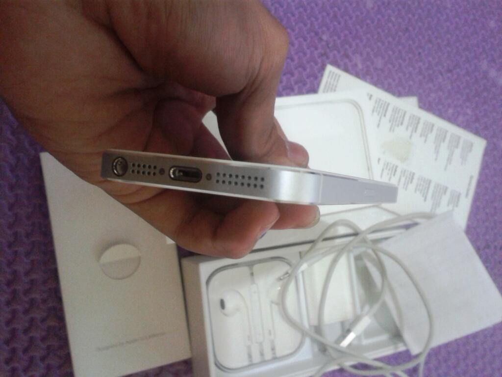 iPhone 5 16 GB White Like New dan Garansi Panjang,Bandung