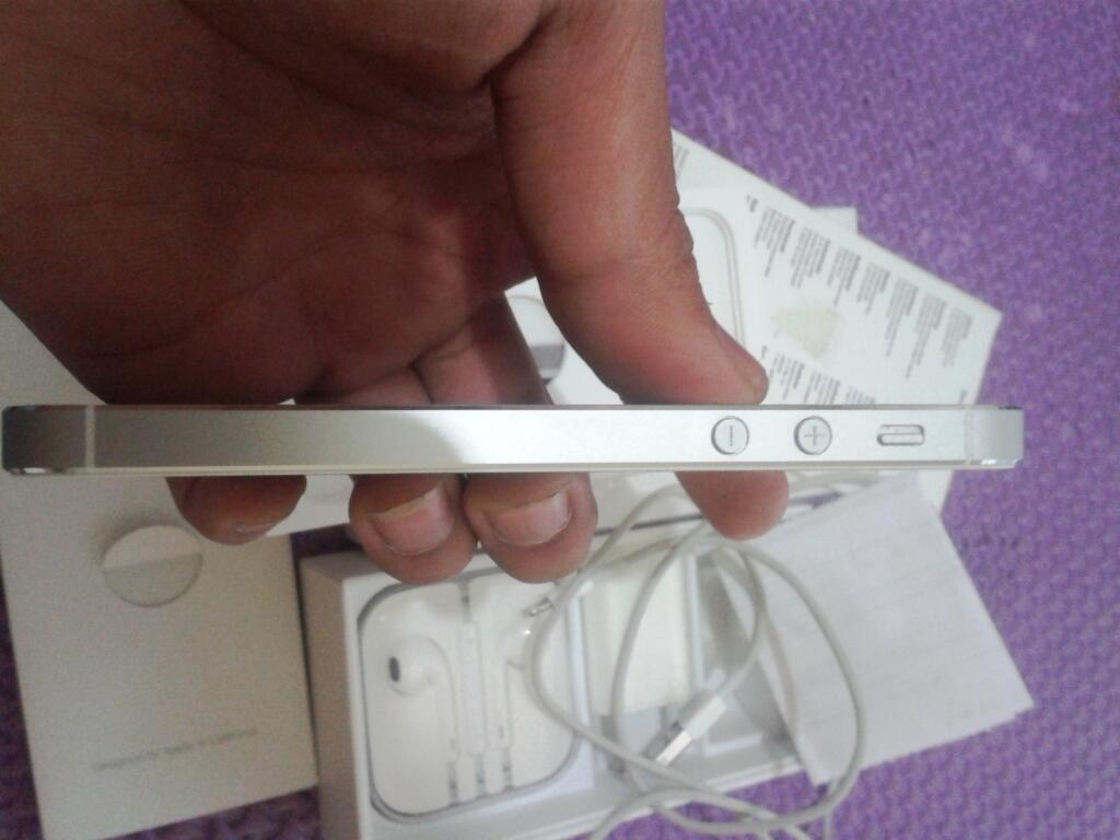 iPhone 5 16 GB White Like New dan Garansi Panjang,Bandung