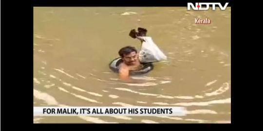 Guru luar biasa dari India. tiap hari berenang melewati sungai untuk mengajar. +Video