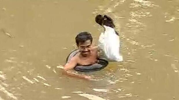 Guru luar biasa dari India. tiap hari berenang melewati sungai untuk mengajar. +Video