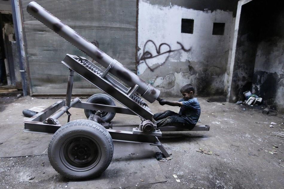 Yuk Lihat Bocah syiria bikin Senjata Artilleri