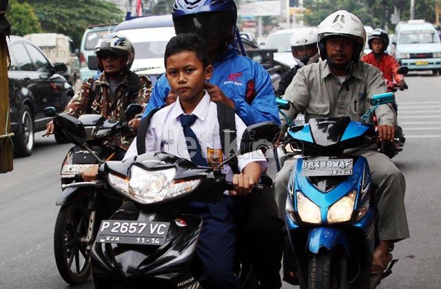 Foto-foto Pelajar Bermotor Kangkangi Aturan