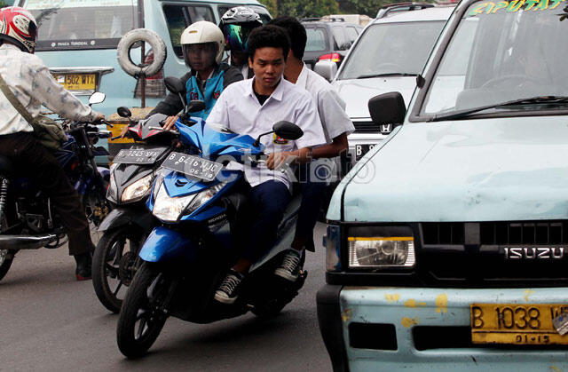 Foto-foto Pelajar Bermotor Kangkangi Aturan