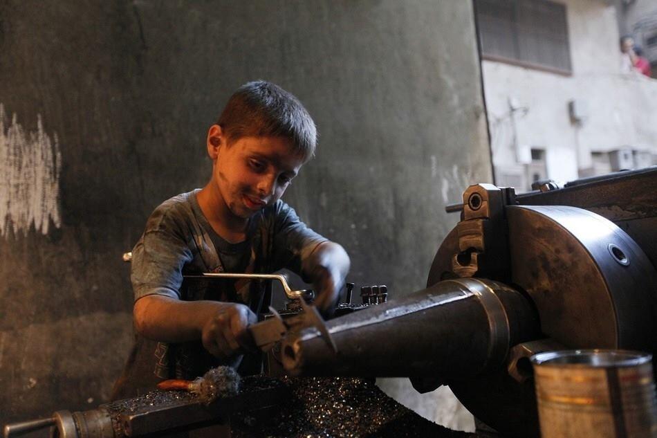 Bocah Cilik Perakit Senjata Artilleri Mujahidin Di Syria (NO SARA)