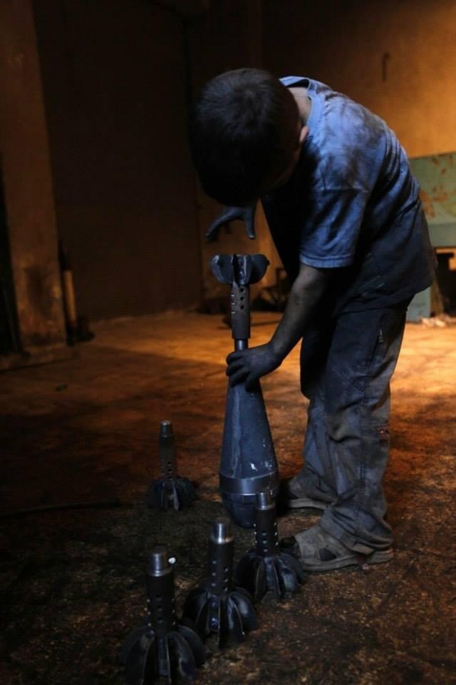 Bocah Cilik Perakit Senjata Artilleri Mujahidin Di Syria (NO SARA)