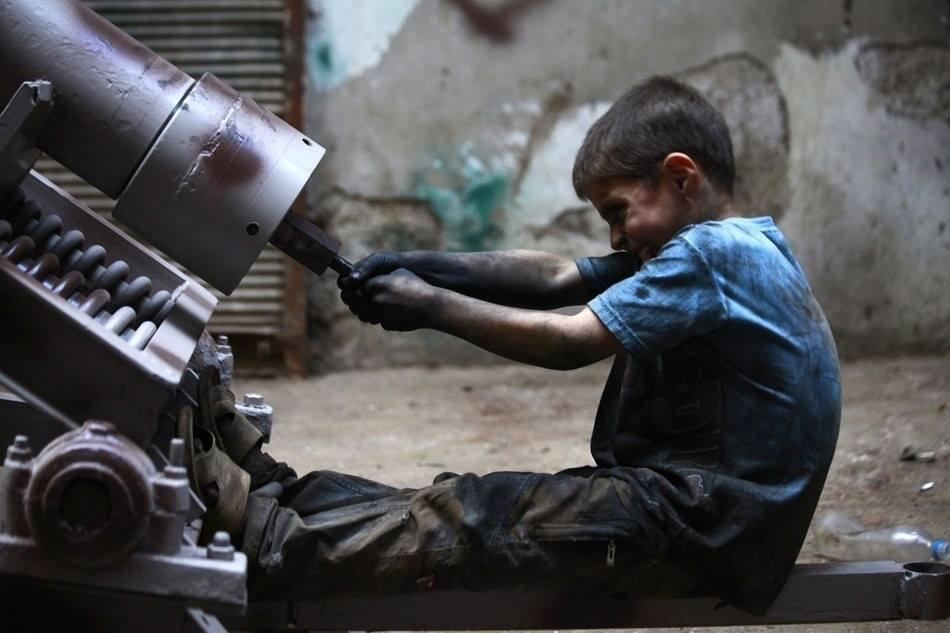 Bocah Cilik Perakit Senjata Artilleri Mujahidin Di Syria (NO SARA)