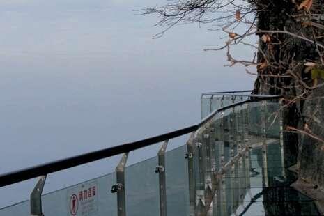 Ngeri! Jembatan Kaca di China Ini Ada di Ketinggian 1.432 Meter