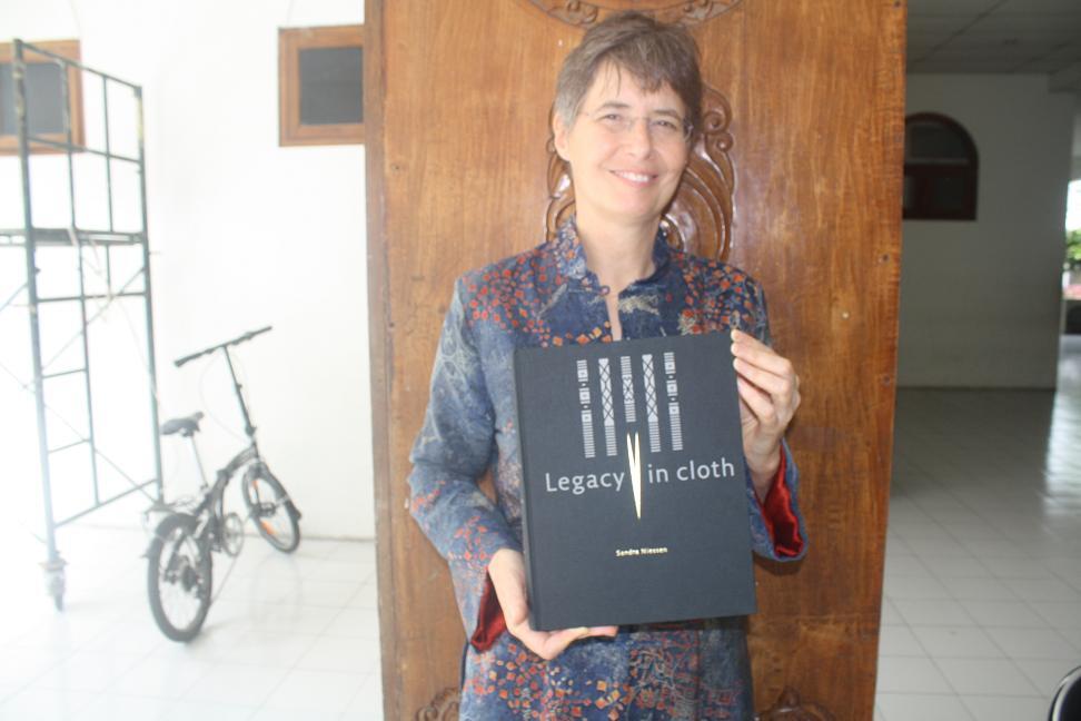 Sandra Niessen si pecinta Ulos Batak