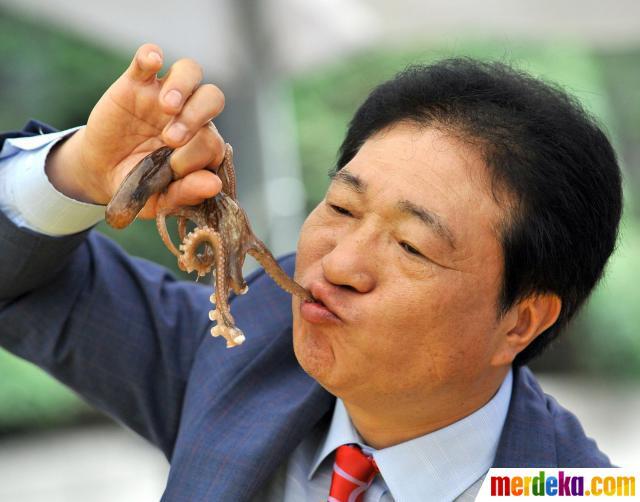 festival menyantap gurita hidup di Korea