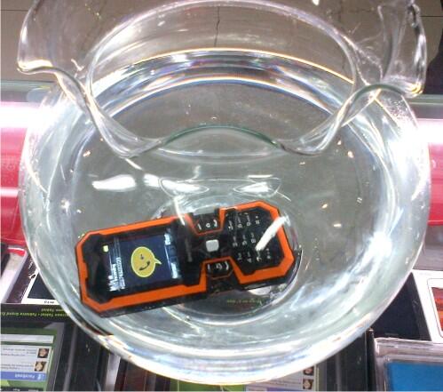 Maxtron IP67-1 Hand Phone Tahan air 72 jam dikedalaman 17m