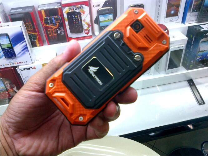 Maxtron IP67-1 Hand Phone Tahan air 72 jam dikedalaman 17m