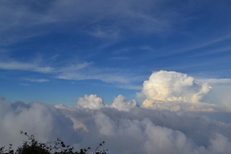 &#91;CATPER&#93; Parade Awan dan Sang Surya menyambut kami di Puncak Cikuray (2.821 Mdpl)