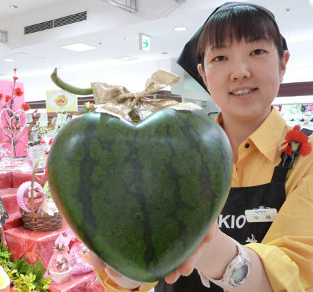 Imutnya, Jepang punya semangka berbentuk hati!
