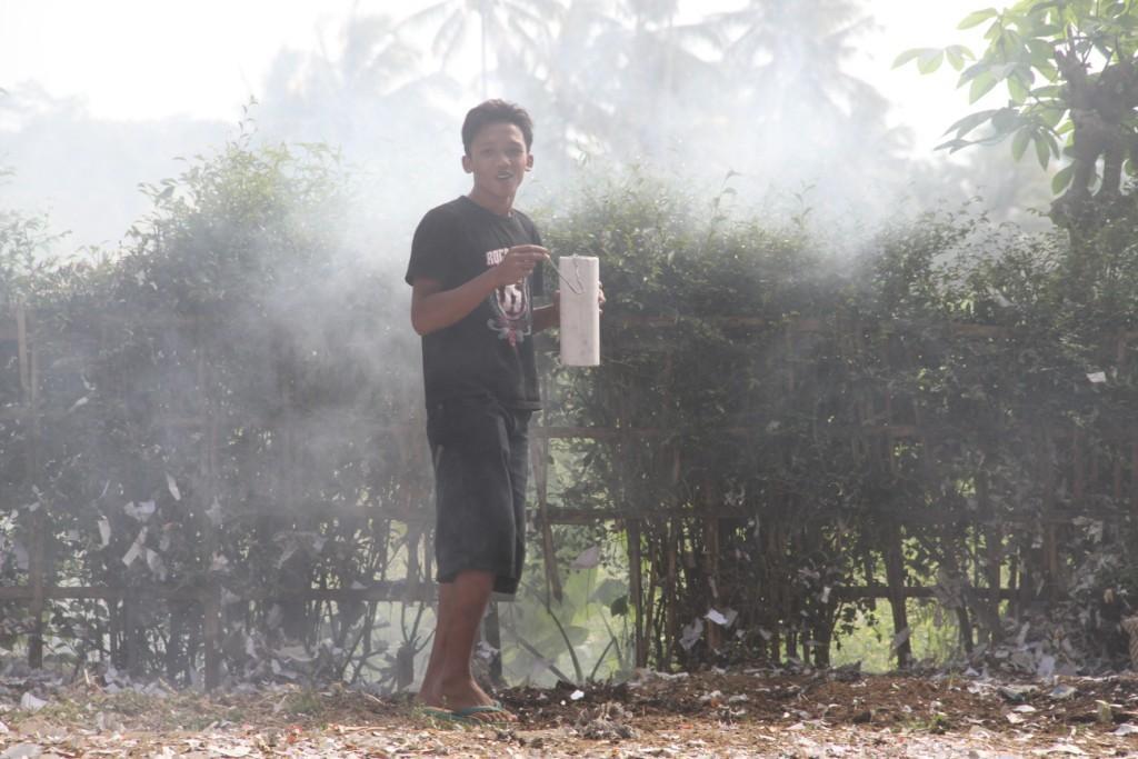 mainan petasan (siapa yang berani pake petasan gede gini???)