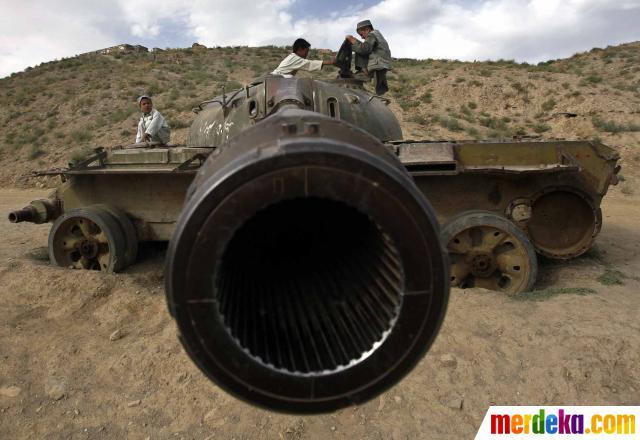 lucunya,Ketika bocah di negara konflik bermain tank