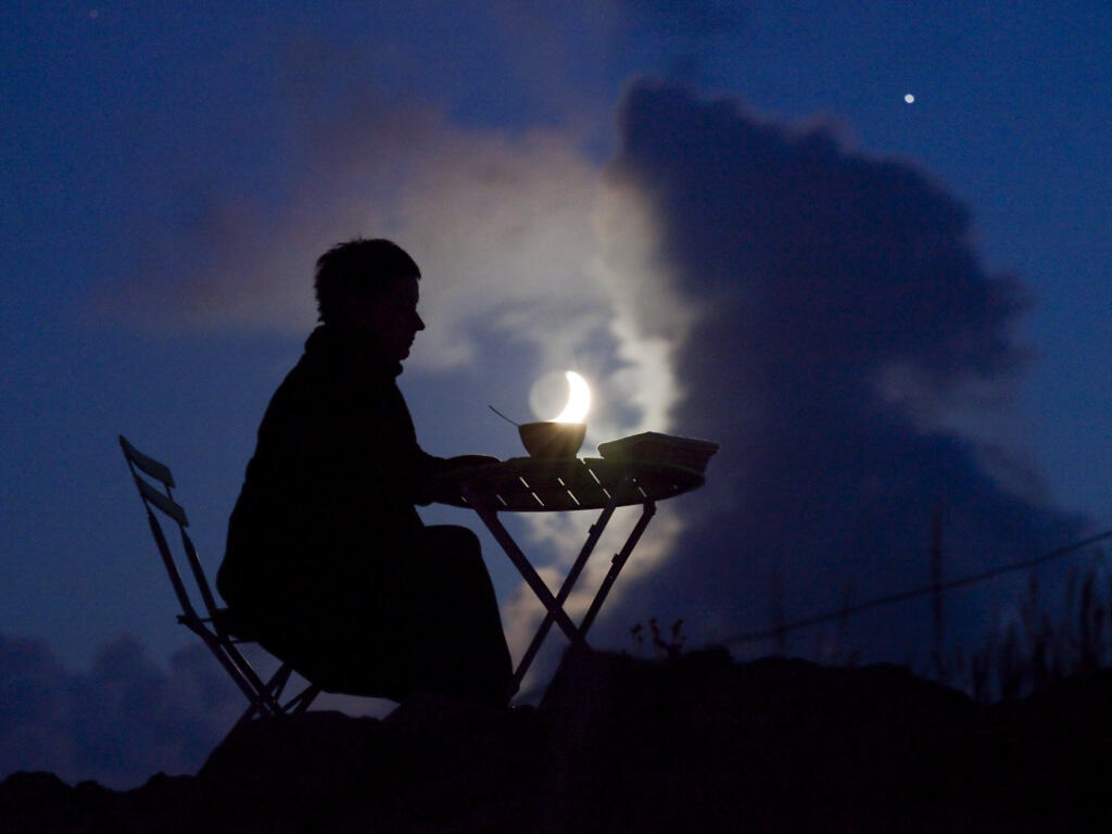 Moon Games: Karya Seni Yang Luar Biasa