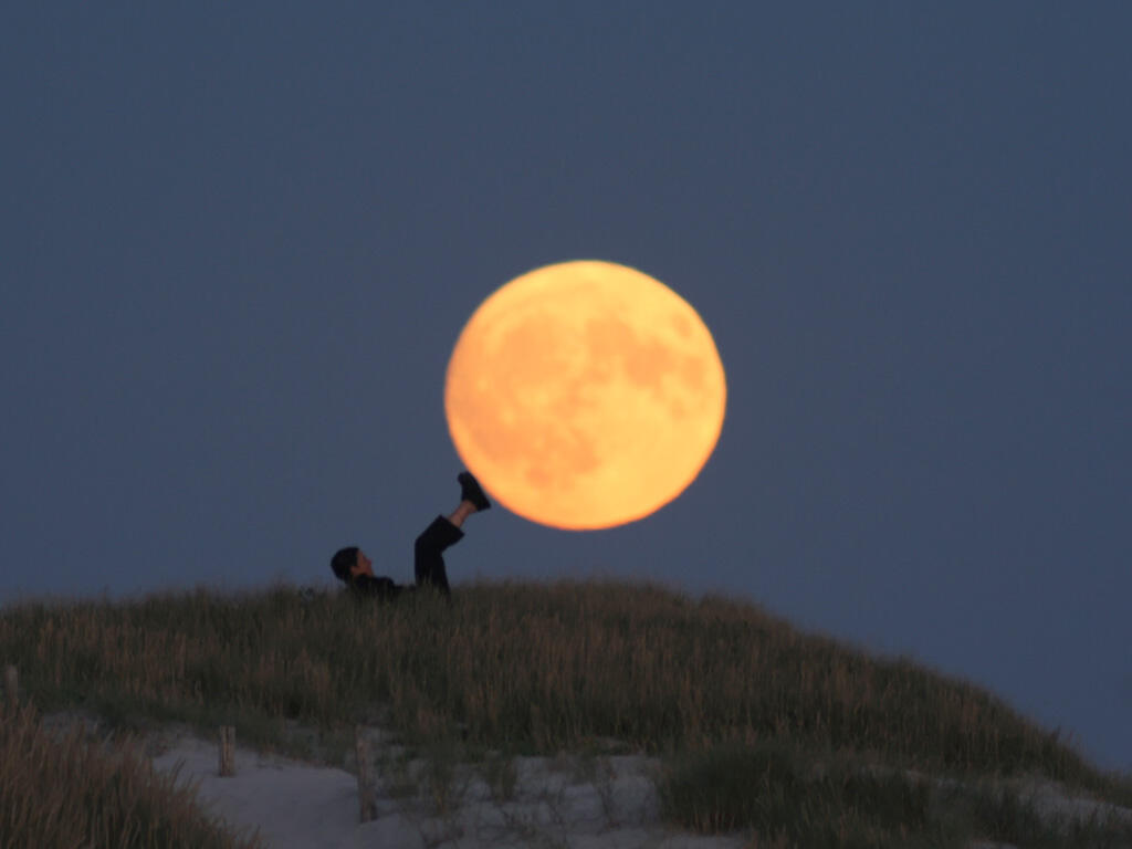 Moon Games: Karya Seni Yang Luar Biasa