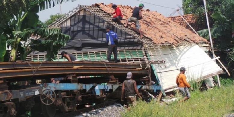 Kereta Barang Terjang Rumah di Pekalongan