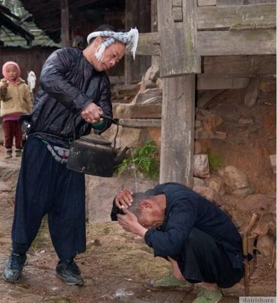 PENDUDUK DIPEDALAMAN CINA CUKUR RAMBUT PAKE PARANG GAN !!