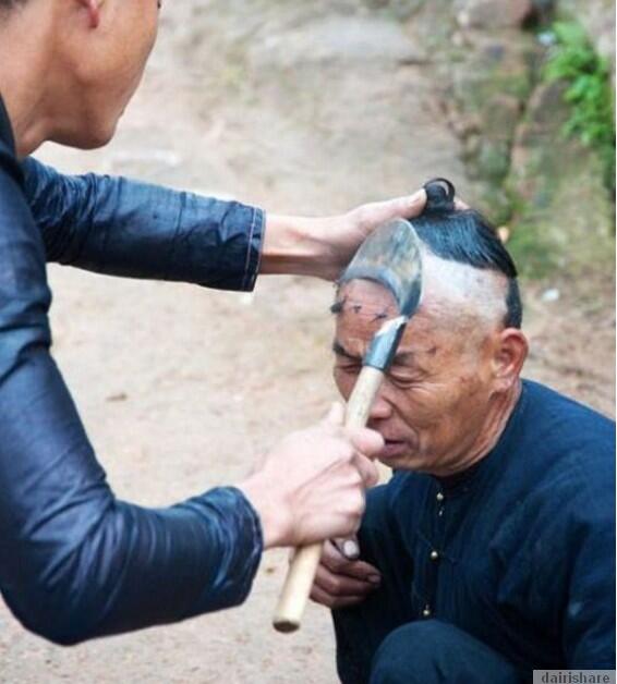 PENDUDUK DIPEDALAMAN CINA CUKUR RAMBUT PAKE PARANG GAN !!