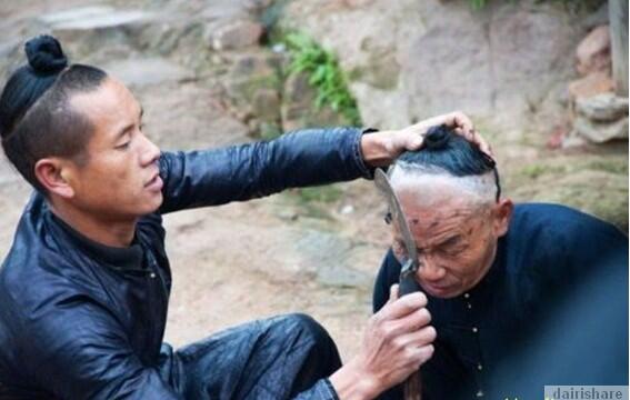 PENDUDUK DIPEDALAMAN CINA CUKUR RAMBUT PAKE PARANG GAN !!