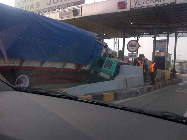 &#91;New Pic&#93; Tragedi Ciuman Pagi Hari Di Pintu Tol