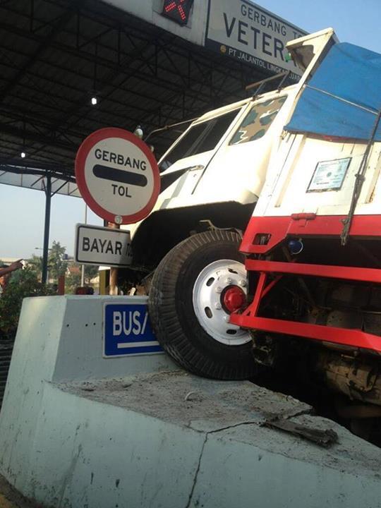 &#91;New Pic&#93; Tragedi Ciuman Pagi Hari Di Pintu Tol