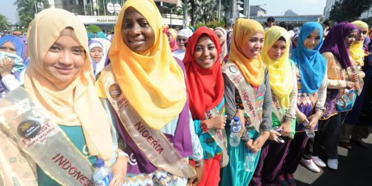&#91;Unjuk Gigi dan Body&#93; Puluhan peserta Miss World Muslimah long march di HI