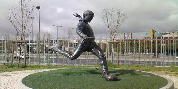 10 Pemain Legendaris Yang Dibuatkan Patung Di Stadion  KASKUS
