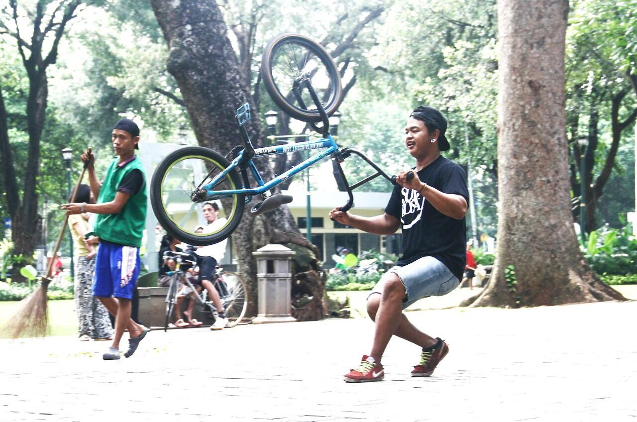 temen2 ane di Taman Suropati main sepeda MANTAPPP