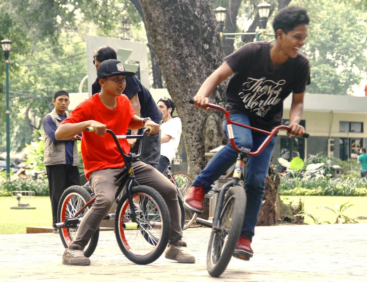 temen2 ane di Taman Suropati main sepeda MANTAPPP