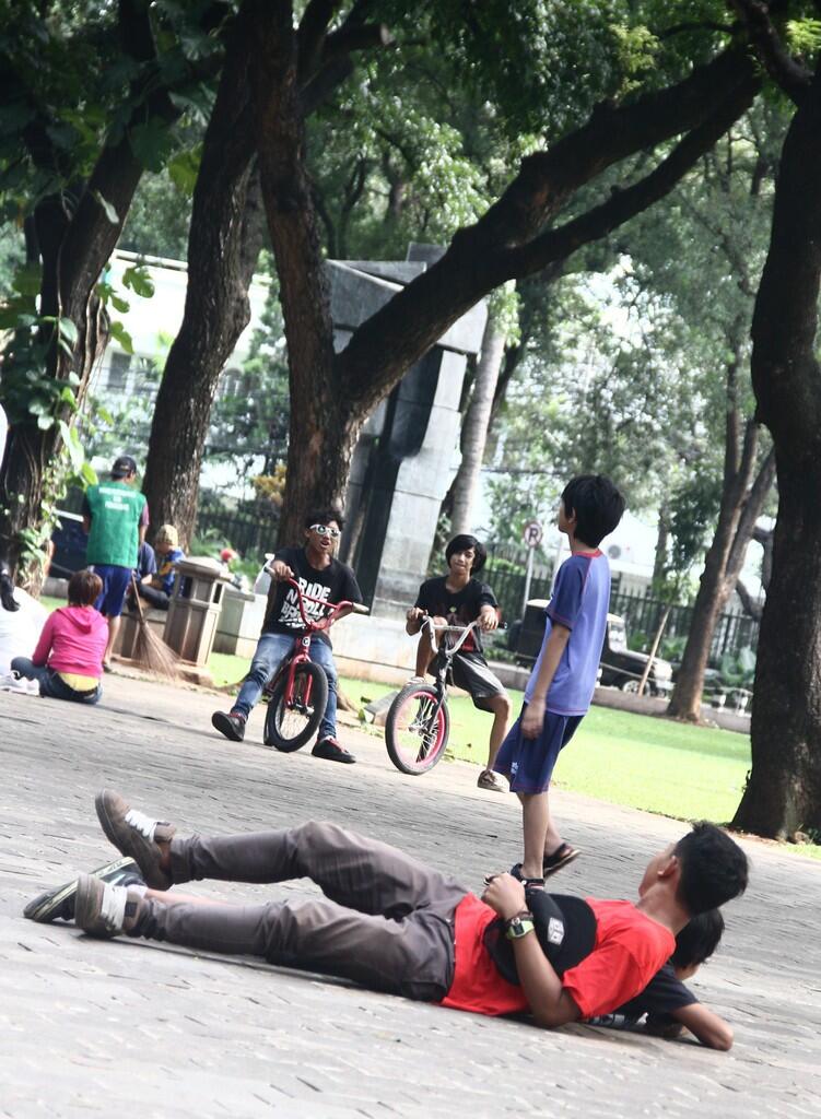 temen2 ane di Taman Suropati main sepeda MANTAPPP