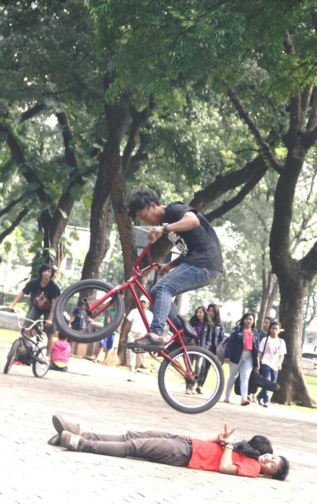 temen2 ane di Taman Suropati main sepeda MANTAPPP