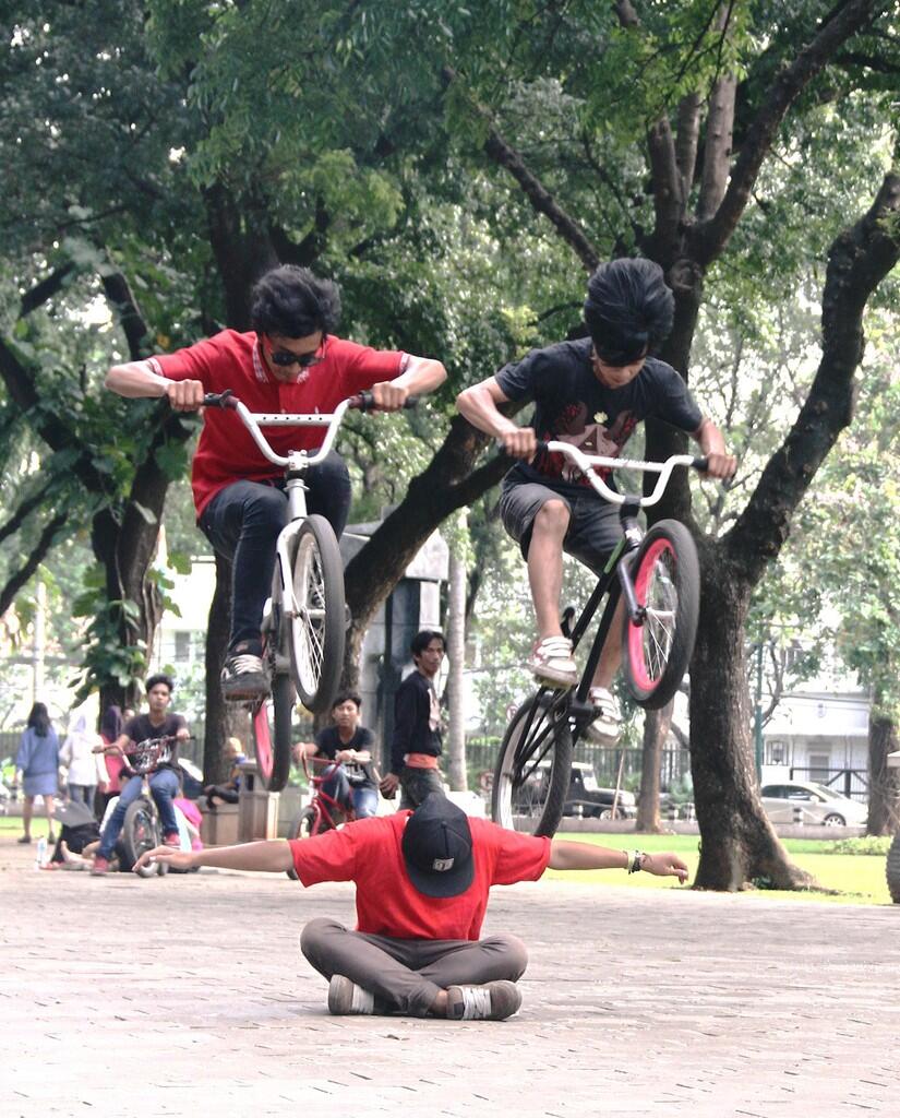 temen2 ane di Taman Suropati main sepeda MANTAPPP