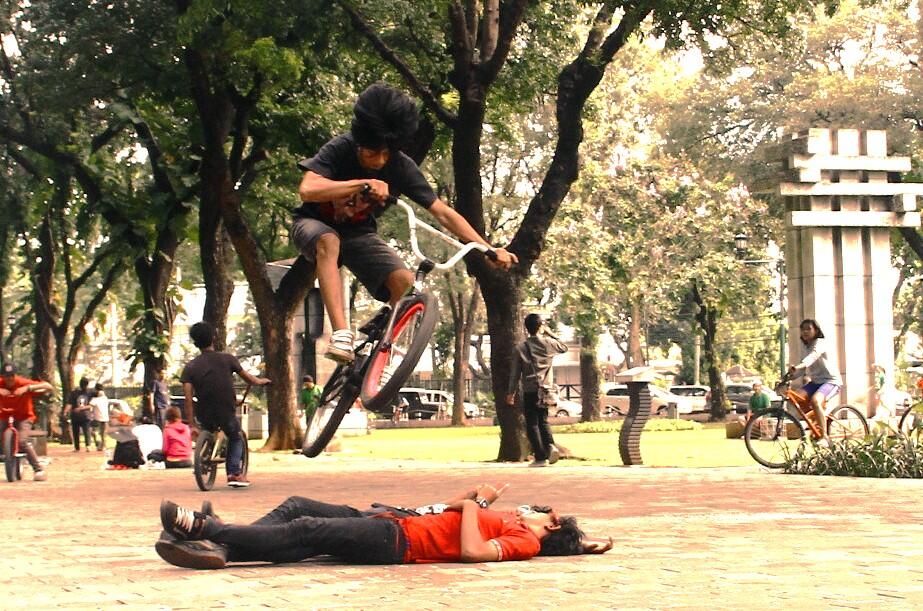 temen2 ane di Taman Suropati main sepeda MANTAPPP