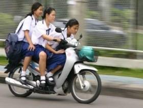 Siswa sekolah elite di Medan berani bubarkan razia polisi....wow