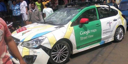 Tabrak kendaraan di Bogor, mobil milik Google dirusak massa gan