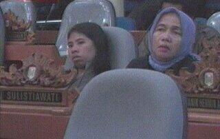 APA YANG DIPIKIRKAN ANGGOTA DPRD SAAT MENGIKUTI SIDANG