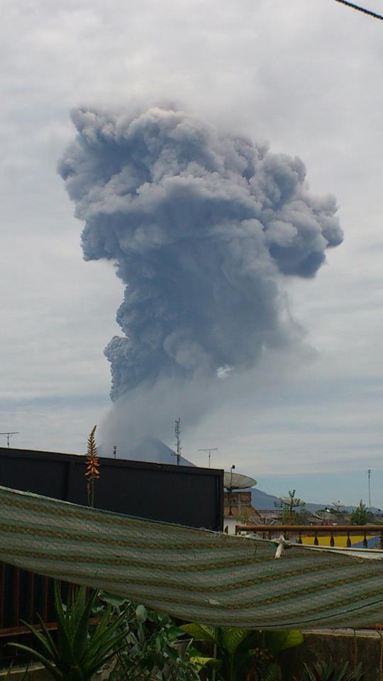 Gunung SInabung Meletus 