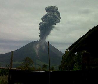 Gunung SInabung Meletus 