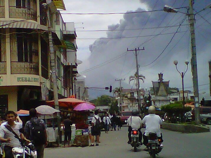 Gunung SInabung Meletus 