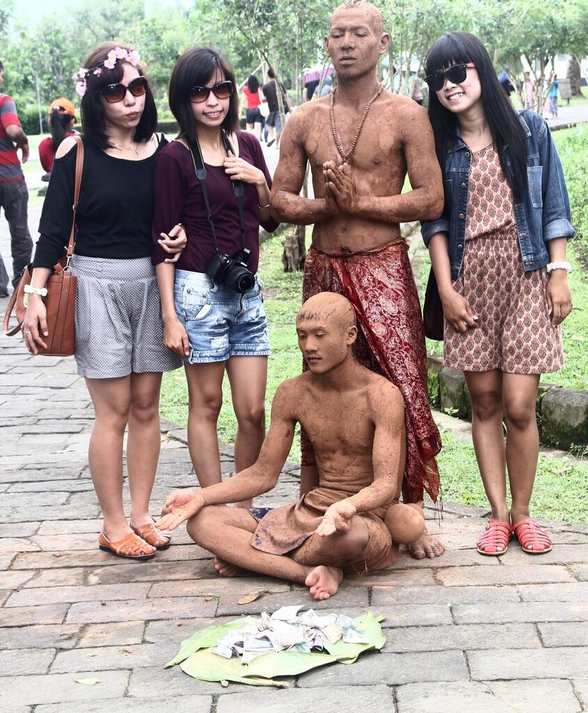Ada manusia Lumpur di Candi Borobudur.....