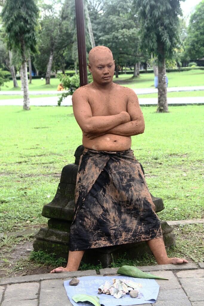 Ada manusia Lumpur di Candi Borobudur.....