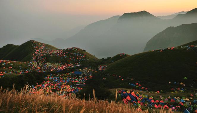 &#91;FOTO&#93; Lautan Tenda Warna-warni di Wugongshan